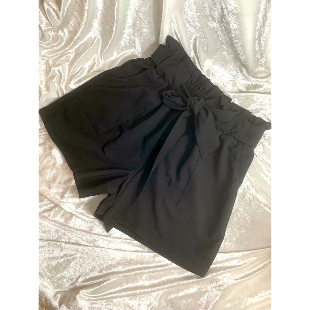 NWT black high waisted bow tie shorts size small